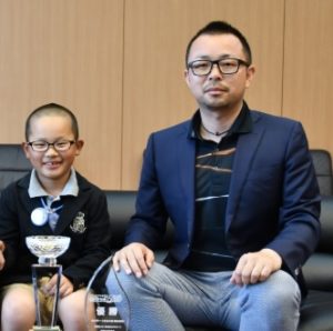 加藤金次郎くん(9歳)は天才キッズゴルファー！どうやって上手になるの？練習方法は？父親は社長ですべてをサポート！ | 今時のアラウンドフォーティ